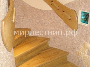 № 4 к.7.    Лестница начинается с забежных ступеней.