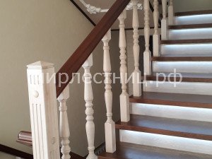 № 152 к.    Классическая деревянная лестница с подсветкой в ступенях.