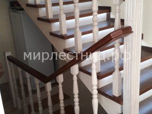 № 152 к.1.    Окрашивание лестницы произведено в 2-х контрастных цветах.
