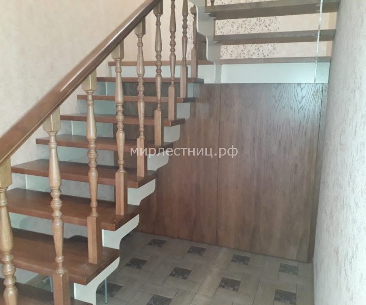 №154 к.  Лестница на чистовых "Плоских" косоурах.