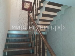 № 154 к.1.    Лестница на плоских металлических косоурах.