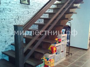 № 171 к.    Лестница на  двух деревянных косоурах смещенных в центр. - 1