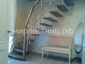 № 120 б.    Больцевая лестница с ограждением из нержавеющей стали и ломанным дубовым поручнем.