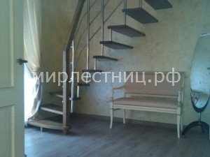 120 № б. 3.    Больцевая лестница с ограждением из нержавеющей стали и ломанным дубовым поручнем.