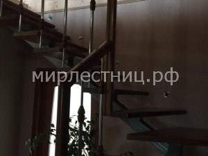 № 148 к.1.    Опуск поручня на поворотах ограждении лестницы.