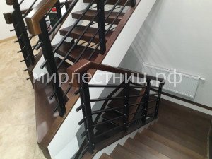 № 151 т.8.    Ограждение из окрашенного металла с дубовым поручнем.