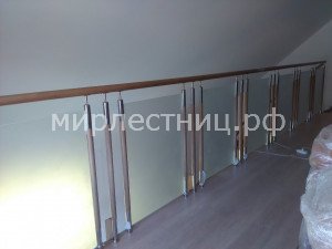 № 114 т.10.    Ограждение из стекла,нержавейки и дубового массива.