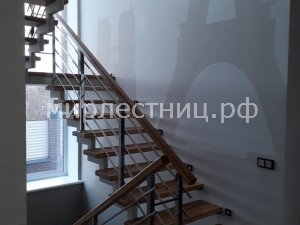   № 157 к.1.    Вид объемного косоура (располагается под ограждением).