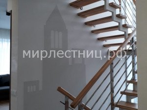 157 к.    Лестница на объемном металлическом косоуре с ограждением из сатинированной нержавеющей стали квадратного сечения.