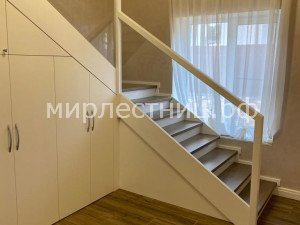 № 184 к.   Обшив металлического каркаса. Стеклянное ограждение с дубовым обрамлением. Имитация тетивы.