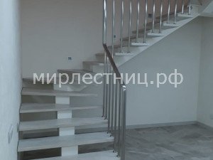 № 202 к.3.    Лестница с ограждением из сатинированной нержавеющей стали d=25мм. 