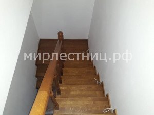 № 139 к.   Классическая лестница в двухуровневой квартире. 