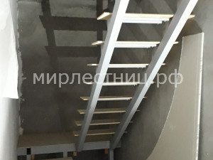 № 139 к.   Классическая лестница в двухуровневой квартире. 