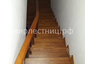 № 139 к.   Классическая лестница в двухуровневой квартире. 