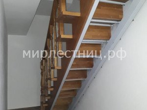 № 139 к.   Классическая лестница в двухуровневой квартире. 
