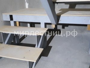 № 139 к.   Классическая лестница в двухуровневой квартире. 