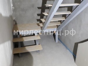 № 139 к.   Классическая лестница в двухуровневой квартире. 
