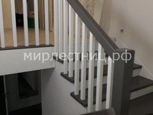 № 196 к.    Лестница на металлических косоурах и со строгим деревянным ограждением. - 1