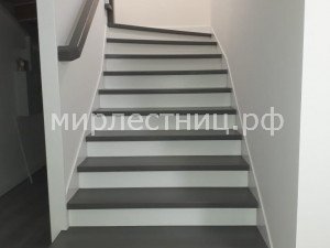 № 196 к.    Лестница на металлических косоурах и со строгим деревянным ограждением. - 11