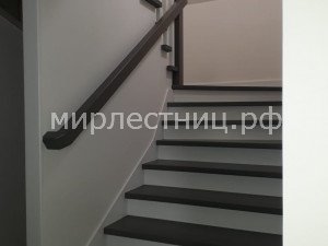 № 196 к.    Лестница на металлических косоурах и со строгим деревянным ограждением. - 12