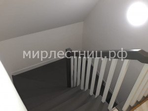 № 196 к.    Лестница на металлических косоурах и со строгим деревянным ограждением. - 2