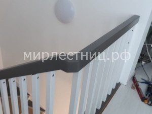 № 196 к.    Лестница на металлических косоурах и со строгим деревянным ограждением. - 3