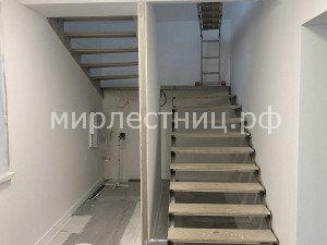 № 196 к.    Лестница на металлических косоурах и со строгим деревянным ограждением. - 4