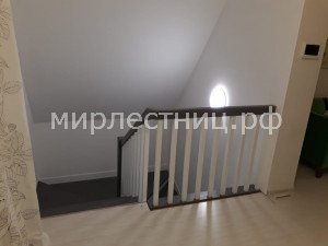 № 196 к.    Лестница на металлических косоурах и со строгим деревянным ограждением. - 5