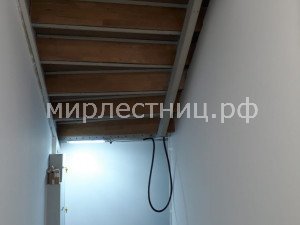 № 196 к.    Лестница на металлических косоурах и со строгим деревянным ограждением. - 6