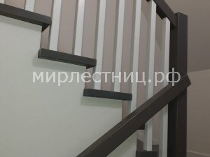 № 196 к.    Лестница на металлических косоурах и со строгим деревянным ограждением. - 7