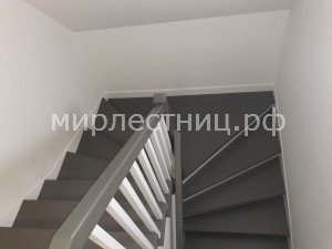 № 196 к.    Лестница на металлических косоурах и со строгим деревянным ограждением. - 8