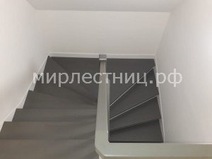 № 196 к.    Лестница на металлических косоурах и со строгим деревянным ограждением. - 9