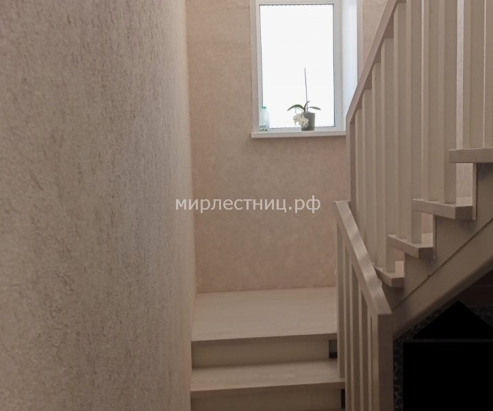 № 211 к.   Лестница на металлическом каркасе с классическим строгим деревянным ограждением.