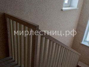 № 211 к.   Лестница на металлическом каркасе с классическим строгим деревянным ограждением. - 10