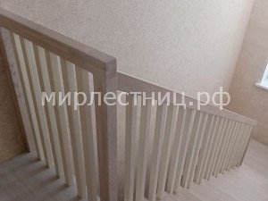 № 211 к.   Лестница на металлическом каркасе с классическим строгим деревянным ограждением. - 12