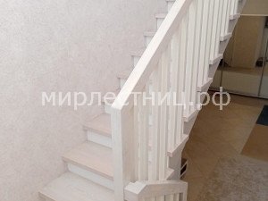 № 211 к.   Лестница на металлическом каркасе с классическим строгим деревянным ограждением. - 13