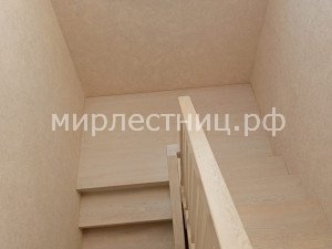 № 211 к.   Лестница на металлическом каркасе с классическим строгим деревянным ограждением. - 15