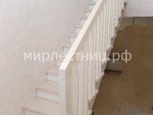 № 211 к.   Лестница на металлическом каркасе с классическим строгим деревянным ограждением. - 16