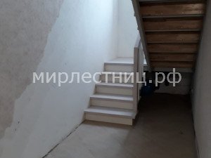 № 211 к.   Лестница на металлическом каркасе с классическим строгим деревянным ограждением. - 2