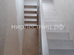 № 211 к.   Лестница на металлическом каркасе с классическим строгим деревянным ограждением. - 3