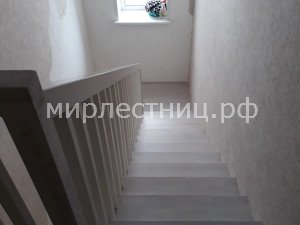 № 211 к.   Лестница на металлическом каркасе с классическим строгим деревянным ограждением. - 4