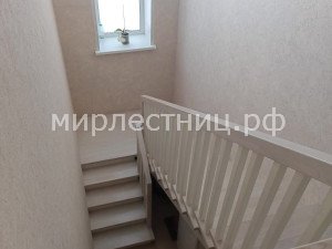 № 211 к.   Лестница на металлическом каркасе с классическим строгим деревянным ограждением. - 6