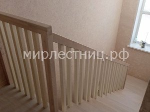 № 211 к.   Лестница на металлическом каркасе с классическим строгим деревянным ограждением. - 7