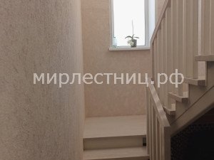 № 211 к.   Лестница на металлическом каркасе с классическим строгим деревянным ограждением. - 8