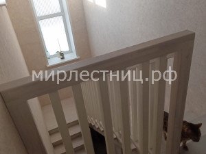 № 211 к.   Лестница на металлическом каркасе с классическим строгим деревянным ограждением. - 9