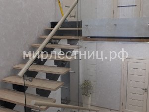 № 226 к.   Стеклянное ограждение лестницы. Монтаж на пол 1 этажа. 