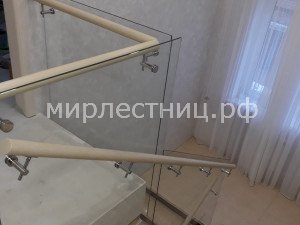 № 226 к.8.   Стеклянное ограждение лестницы. Монтаж на пол 1 этажа.