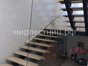 № 226 к.1.   Стеклянное ограждение лестницы. Монтаж на пол 1 этажа. 
