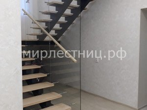 № 226 к.5.   Стеклянное ограждение лестницы. Монтаж на пол 1 этажа.