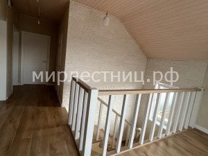 № 237 к.7.   Лестница на двух плоских металлических косоурах. 